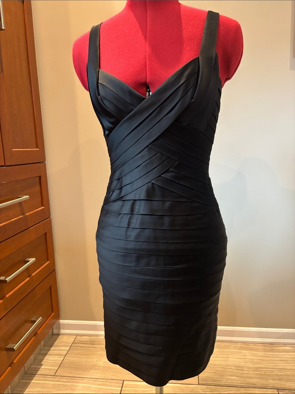 Flawless 💣 BCBGMaxAzria Gleaming Silk Tiered Bodycon Cocktail Mini Dress Sz 2